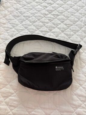 Lululemon Clean Lines belt bag black